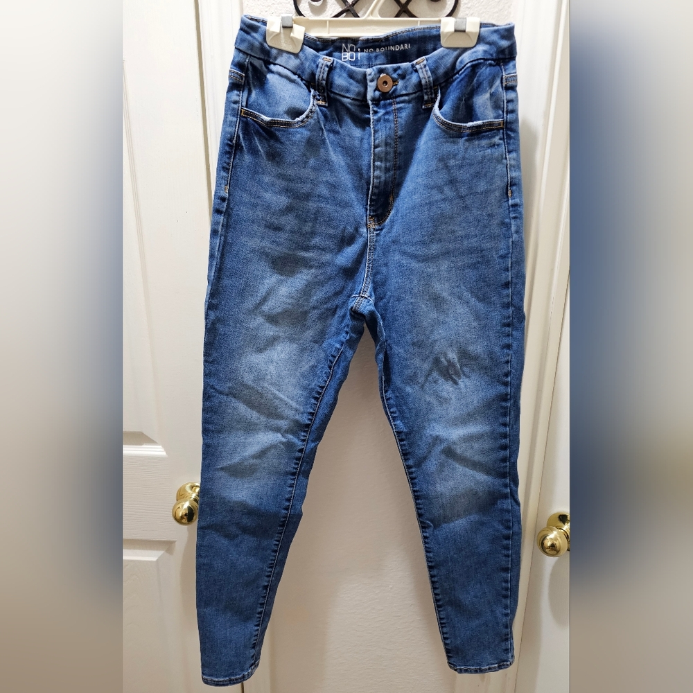 No Boundaries Blue Jeans High Rise Disstressed & Tapered Fit Juniors 11 Preloved